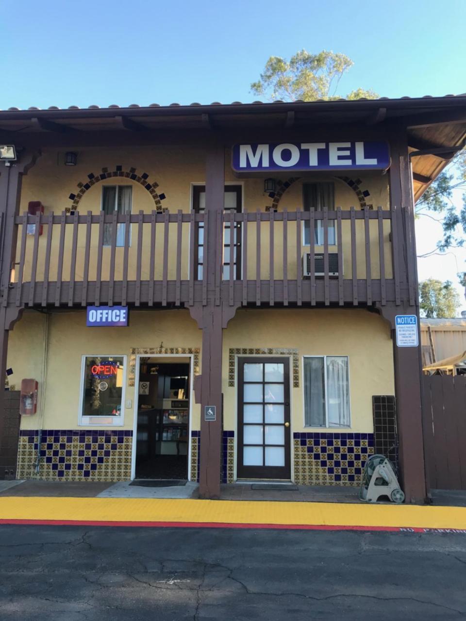 Hacienda Motel Escondido Ngoại thất bức ảnh